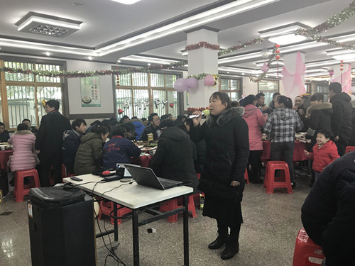 宴會中員工們獻歌2