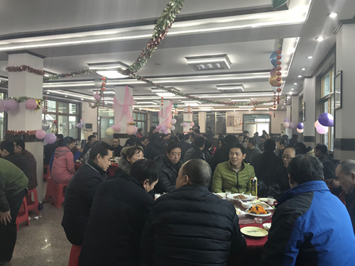 全體員工在公司餐廳歡聚一堂共進午餐3