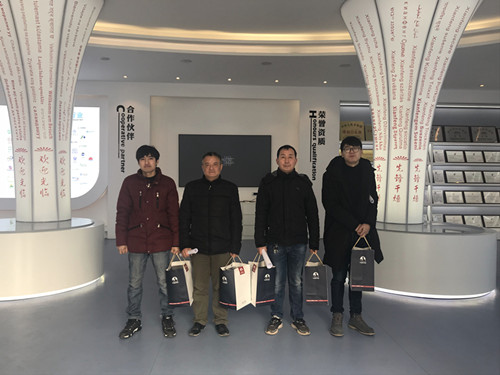 董事長謝洪清、總經(jīng)理查協(xié)芳給全體員工發(fā)放禮品5
