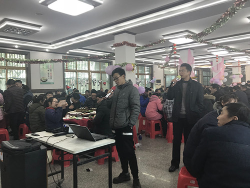 宴會中員工們獻歌1