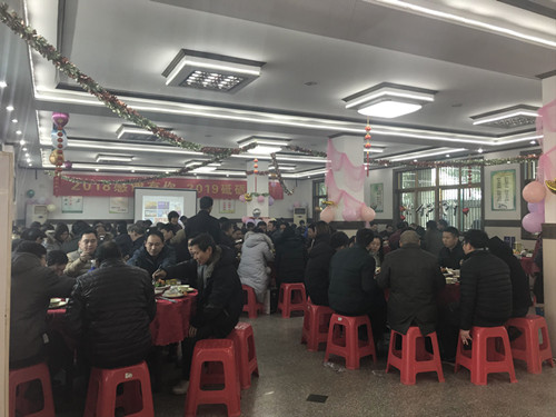 全體員工在公司餐廳歡聚一堂共進午餐1