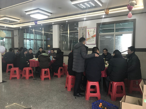 全體員工在公司餐廳歡聚一堂共進午餐2